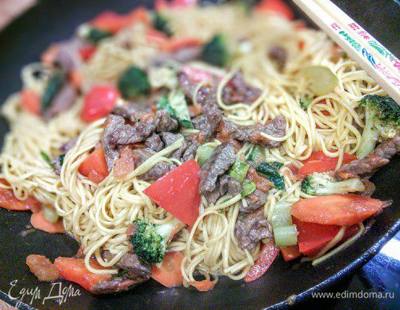 Подавать можно прямо в воке. Приятного аппетита! 