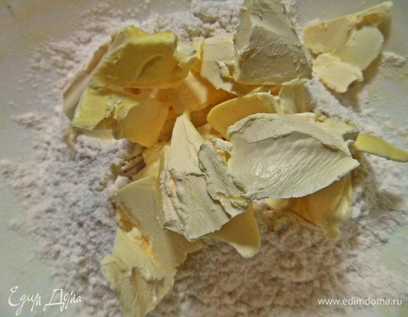 Готовим снова рубленое тесто. У меня пополам масло с маргарином.
