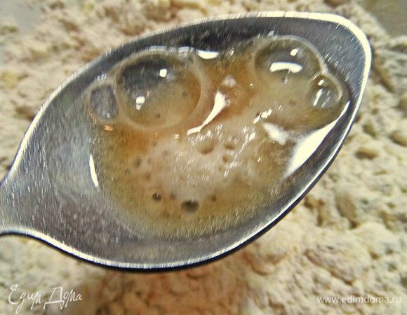 Гасим соду на ложке уксусом.