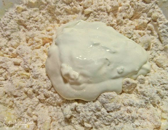 Смешать со сметаной крошку. Замесить тесто. Количество муки может меняться, зависит от густоты сметаны.