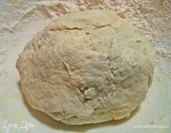 Скатать тесто в колобок, убрать его в пакете в холодильник на ночь или дольше. Перед раскатыванием дать полежать тесту на кухонном столе.