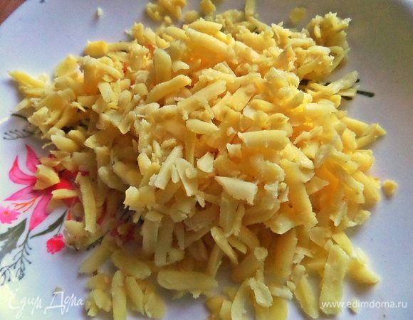 Для несладкой начинки картофель отварить заранее, натереть на крупной тёрке.