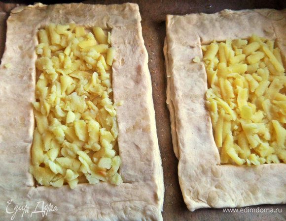 Насыпать на дно в будущие слоечки.