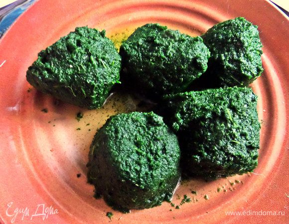 Шпинат достаём и размораживаем заранее.