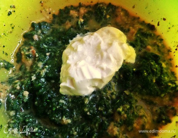 Смешиваем шпинат со сметаной и яйцом.