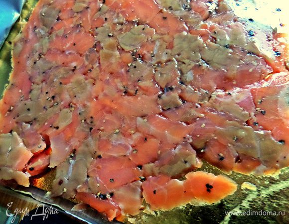 Потрошим готовый лосось в лимонном перце на мелкие кусочки. 