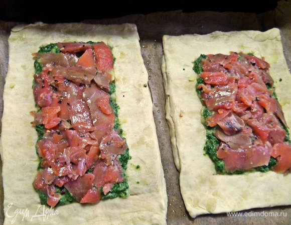 Укрываем рыбкой шпинатный слой.