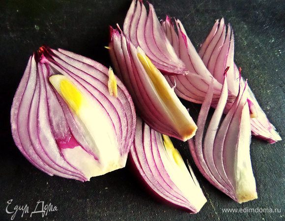 Лук чистим и делим на тонкие полукольца.