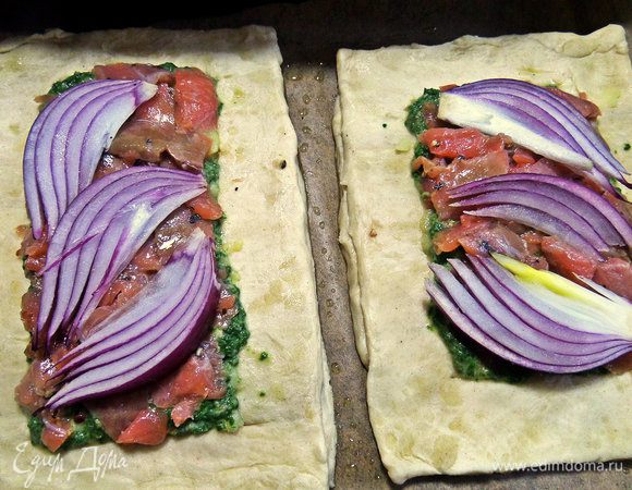 Прикрываем луком рыбку.