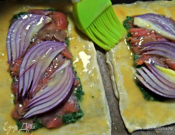 Смазываем всю поверхность взбитым яйцом.