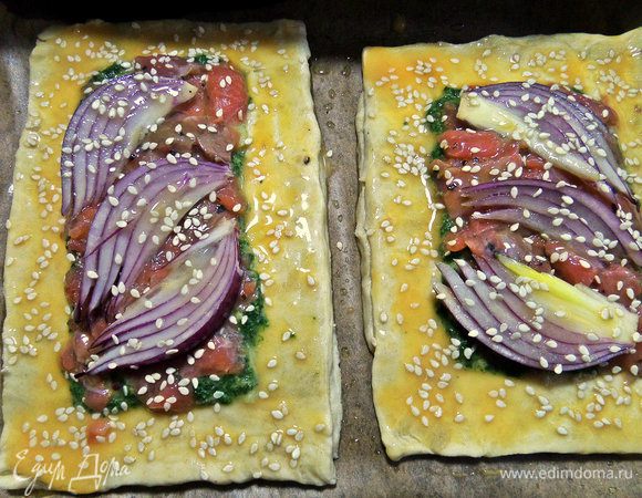 Посыпаем кунжутом.