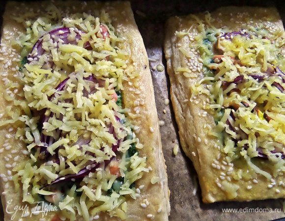 Ставим в духовку на 5 минут при 180°С, вынимаем, посыпаем верх тёртым сыром.