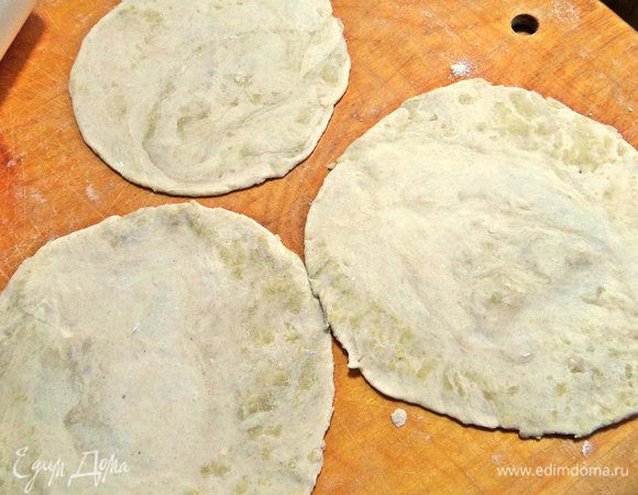 Теперь формовка для тех, кто любит круглые пироги типа шанежек. Раскатать 3 круга размером с блюдце.