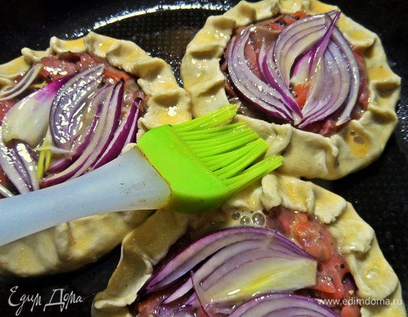 Защипать края,смазать взбитым яйцом.