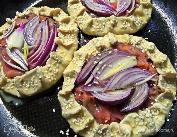 Посыпать кунжутом.