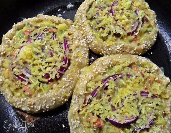 Опять слегка запечь, вынуть и посыпать тёртым сыром.