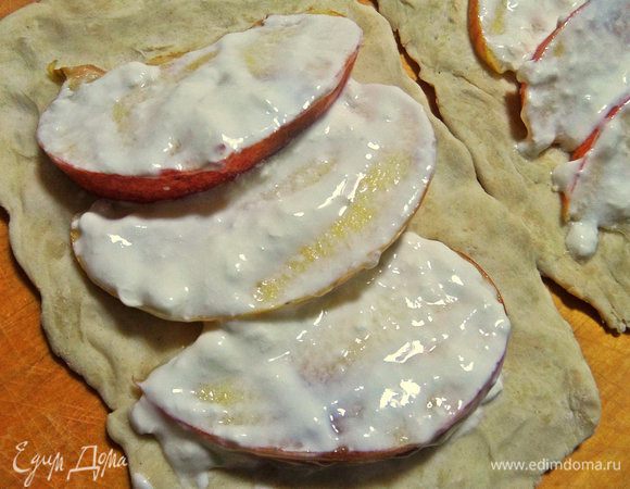 Ну если Вы ещё читаете рецепт и не устали, напоследок пара слоечек яблочных, сладких! Раскатать прямоугольники теста, кладем дольки яблока, смазать сметаной.