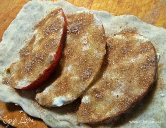 Посыпать верх корицей с сахаром. У меня уже смешанные, храню в банке для печенья и прочей выпечки.