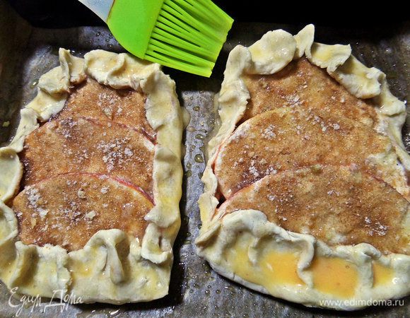 Защипываем края, смазываем яйцом.