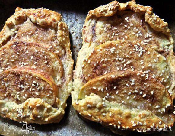 Посыпаем кунжутом. Запекаем до готовности.