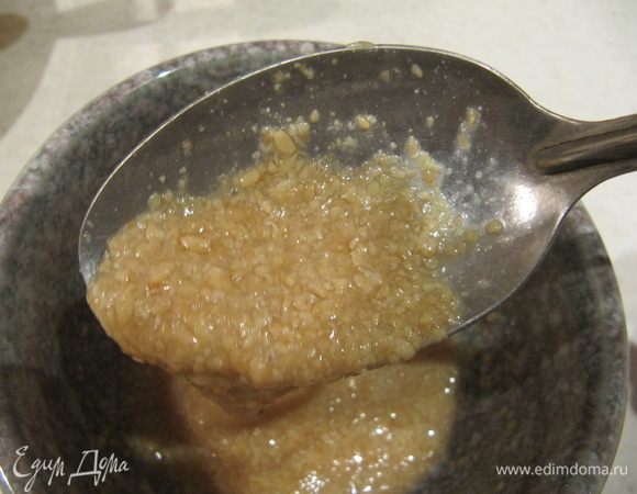 Молотое льняное семя замочить в кипятке и отставить в сторону.