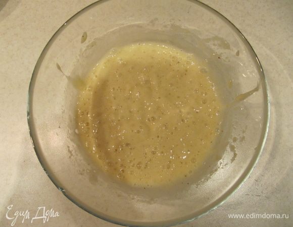 Бананы пюрировать блендером.