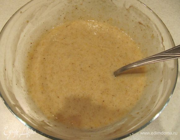 К банановому пюре добавить мед и хорошо перемешать. Ввести растительное масло, запаренные семена льна, ванилин, соль, молотые корицу и имбирь. Перемешать до однородности.