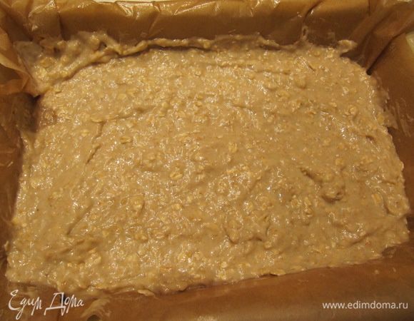 Форму для выпечки застелить пергаментом. Вылить тесто в форму и отправить в предварительно разогретую до 170-180°C духовку на 25-30 минут.