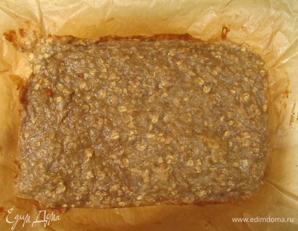 Готовая выпечка должна быть румяной сверху, сухой при протыкании лучинкой в центре, но на вкус квадратики будут слегка влажноватыми.
Дать остыть выпечке в форме.
