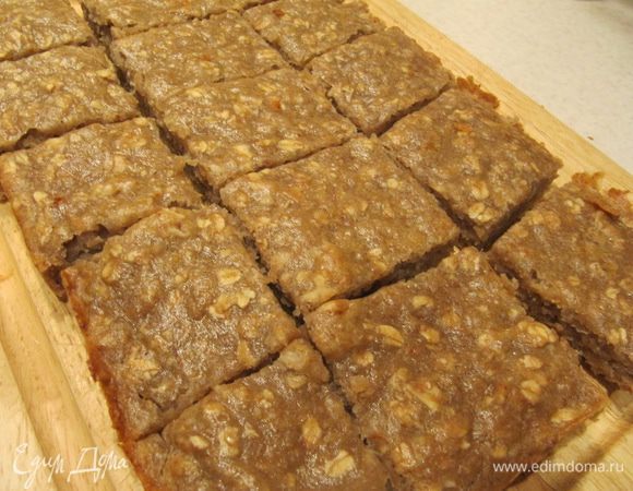 Готовую выпечку порезать на квадратики.