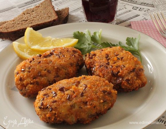 Обжарить на растительном масле на небольшом огне сначала с одной стороны без крышки, затем котлеты перевернуть и накрыть сковороду крышкой. Приятного вам аппетита!