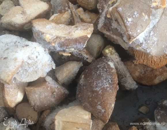 Положить грибы в глубокую сковороду и выпарить воду.