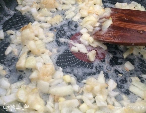 На растительном масле пассеруем лук и муку.