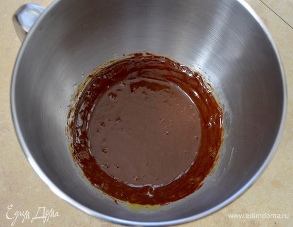 В миске смешать шоколадно-ореховую пасту и яйцо. Размешать до однородности.