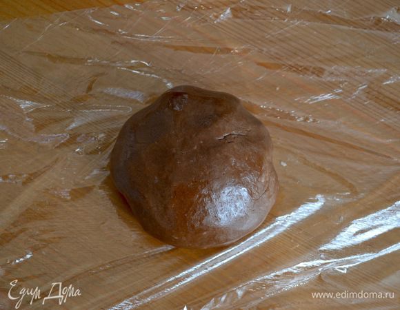 Тесто получается таким пластичным и блестящим. Завернуть его в пищевую пленку и убрать в холодильник на 15-20 минут.