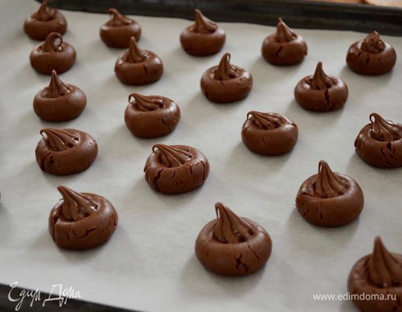 В кондитерский мешок выложить немного шоколадно-ореховой пасты (около 100 г) и заполнить ею углубления в печенье. Можно еще присыпать крошкой из дробленных орешков!