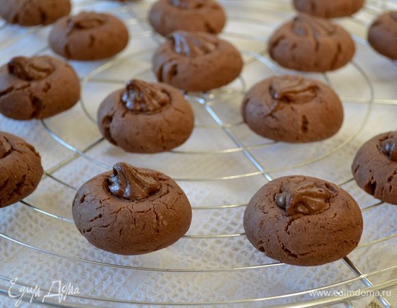 Выпекать в разогретой до 170°С духовке около 10 минут. Не пересушите! Готовое печенье остудить на решетке.