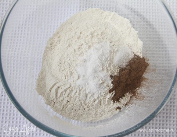 Духовку поставить разогреваться до 180°С. В миску просеять 2 стакана пшеничной муки, 1 ч. л. соды, 1 ч. л. разрыхлителя, 1 ч. л. корицы, перемешать.