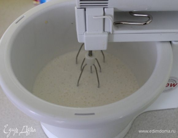 Взбить яйца с сахаром до белой пены.