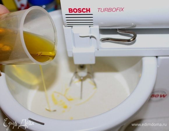 Продолжая взбивать постепенно добавить оливковое масло.