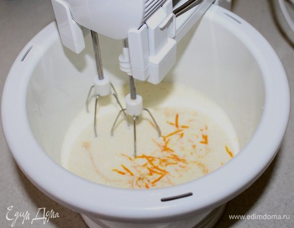 Натертую цедру одного апельсина и ваниль.