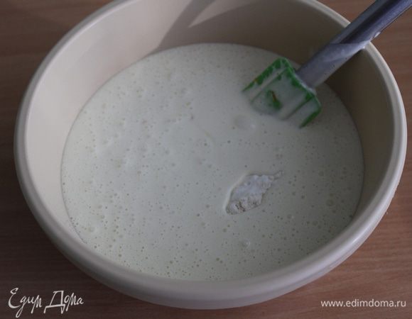 Просеять муку с разрыхлителем и содой, интенсивно перемешать.