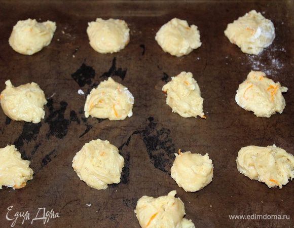 С помощью 2 ложечек выложить печенье на бумагу. Выпекаем 15 минут при 180°С.
