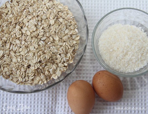 Добавить 2 стакана овсяных хлопьев, 2 яйца и 1/2 стакана кокосовой стружки.