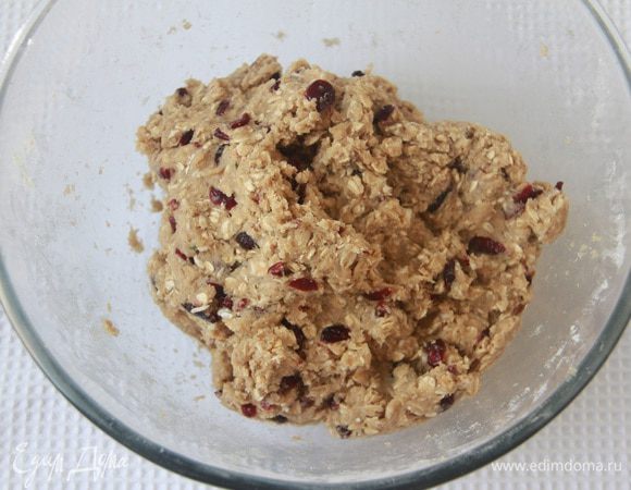 Замесить тесто. Оно не липкое, хорошо поддаётся формовке.