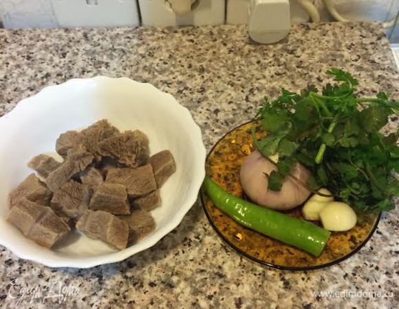 Мясо отварить, бульон от мяса процедить.