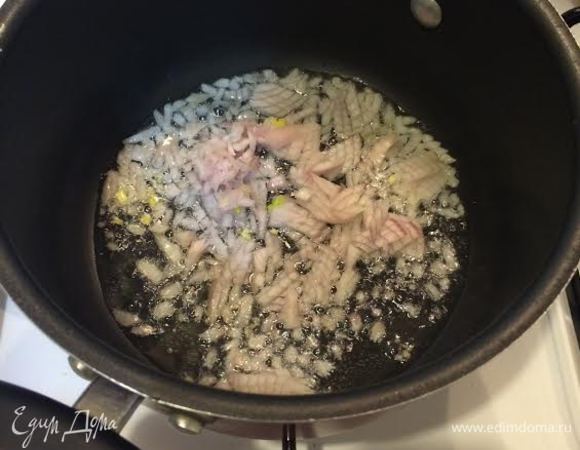 Лук мелко нарезать и потушить.