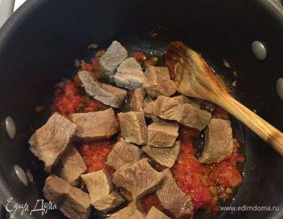Добавить томат, перемешать, добавить мясо, посолить, поперчить и потушить 2-3 минуты.