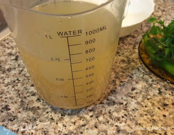 Залить бульоном и дать закипеть.