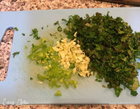 Зелень,чеснок и перец мелко нарезать и добавить в суп.